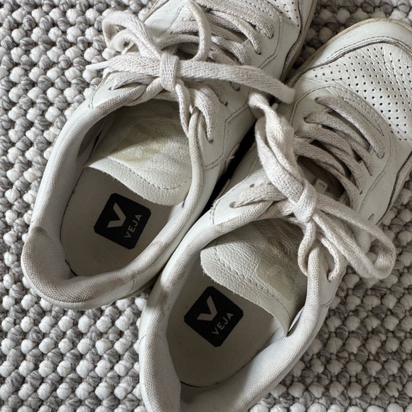 Veja V-90 Cream and White Sneakers - Picture 5 of 5